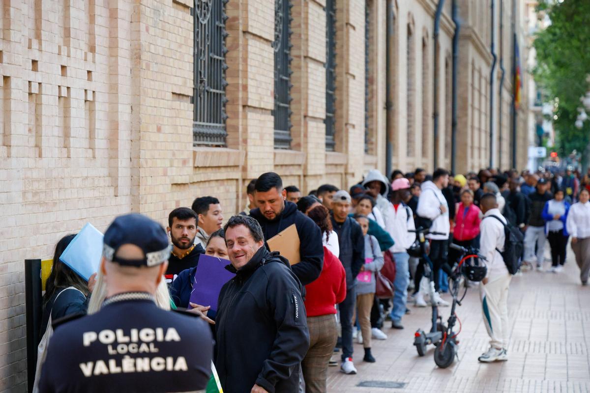 Colas por la regularización de personas migrantes