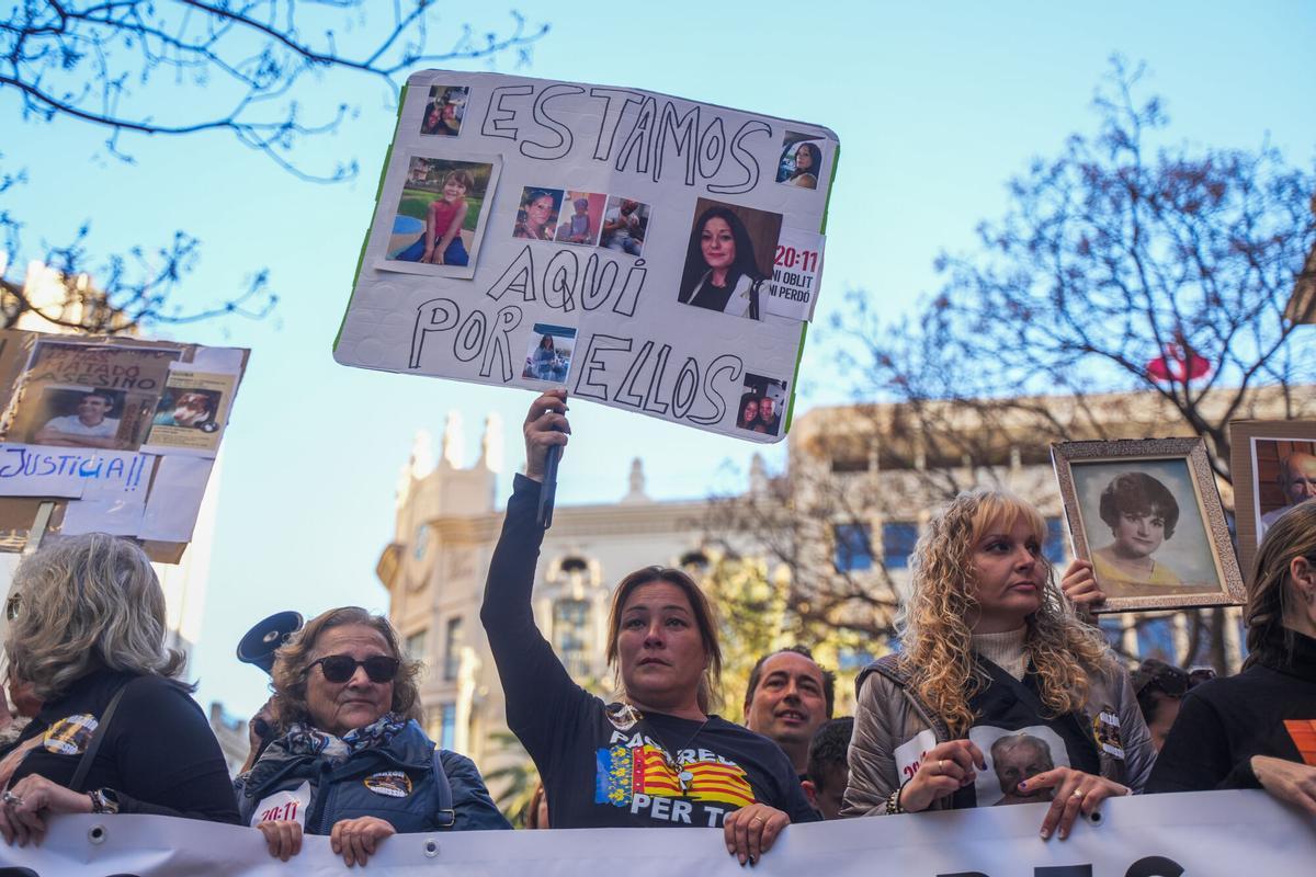 Decenas de personas durante la sexta manifestación ciudadana con el lema 'Mazón dimissió', en la Plaza del Ayuntamiento de València, a 29 de marzo de 2025, en València, Comunidad Valenciana (España). La ciudadanía valenciana se ha vuelto a movilizar, por sexta vez, contra la gestión de la DANA por parte del presidente de la Generalitat valenciana. La manifestación ha reunido a más de 200 entidades cívicas, sociales y sindicales junto a asociaciones de víctimas, comités de reconstrucción y personal de servicios de emergencia. 29 MARZO 2025;VALENCIA;DANA;MAZÓN;DIMISIÓN;PRESIDENT;COMUNITAT Jorge Gil / Europa Press 29/03/2025. Jorge Gil;
