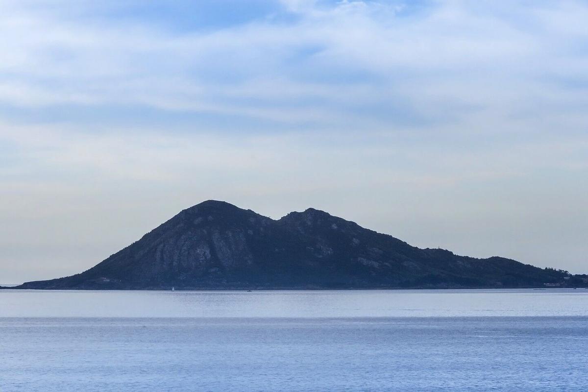 El Monte Louro recortándose en el horizonte.