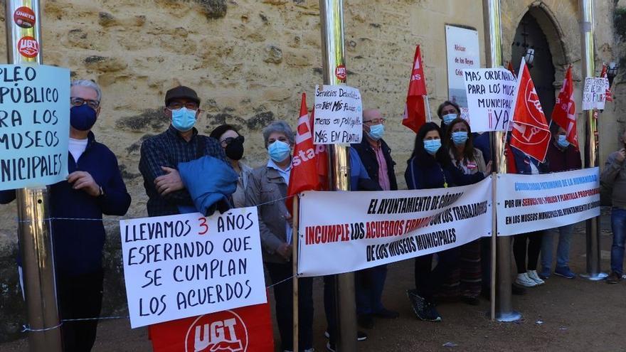 Los sindicatos CCOO, UGT, CTA y CGT, convocantes de la huelga, el pasado Jueves Santo a las puertas del Alcázar.