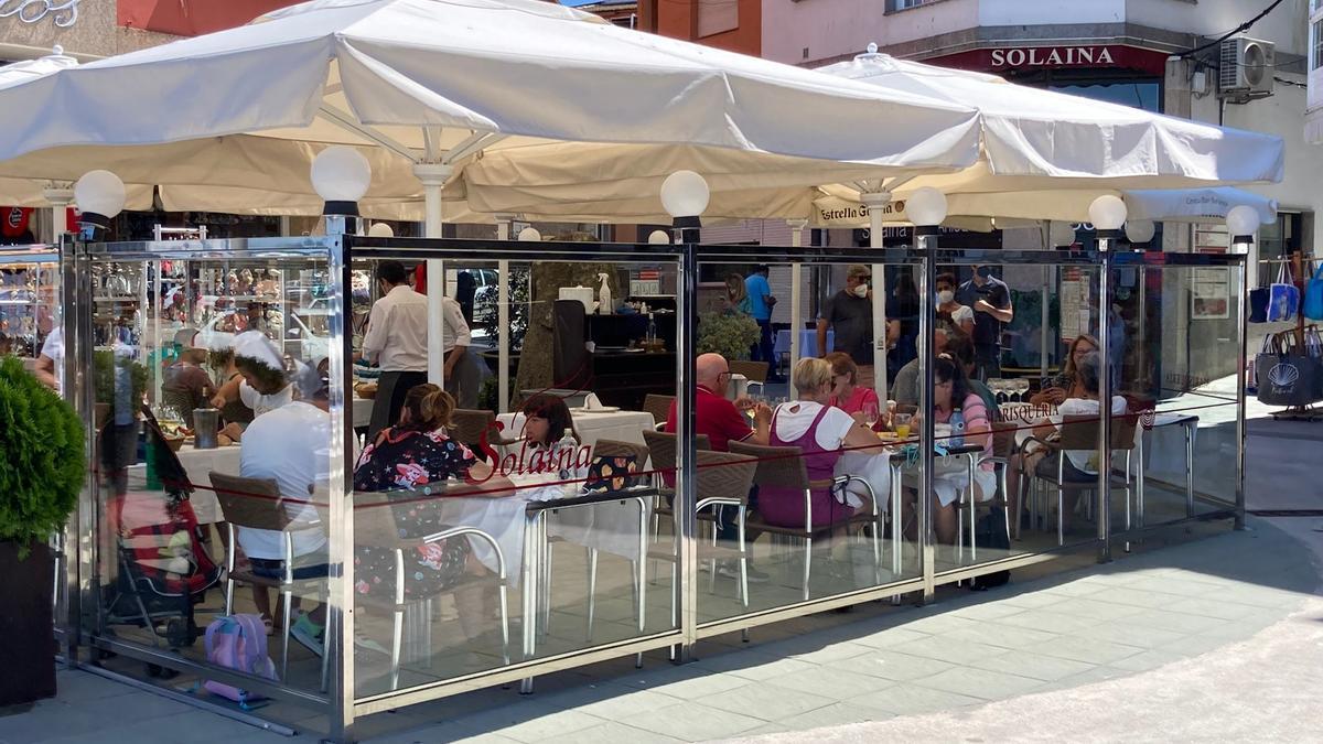 La terraza de uno de los restaurantes grovenses.