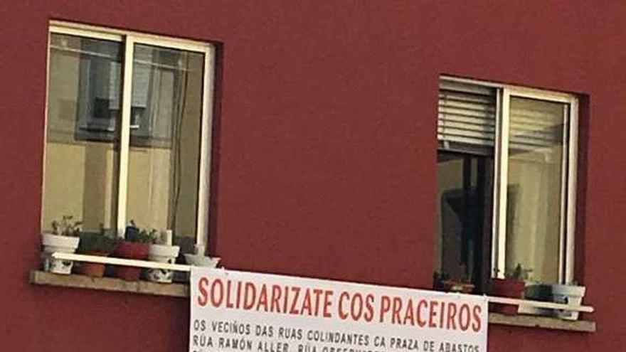 Pancarta, ayer, en una casa de la rúa Pardo Bazán.