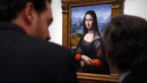 Dos visitantes del Museo del Prado, frente a la Gioconda española.