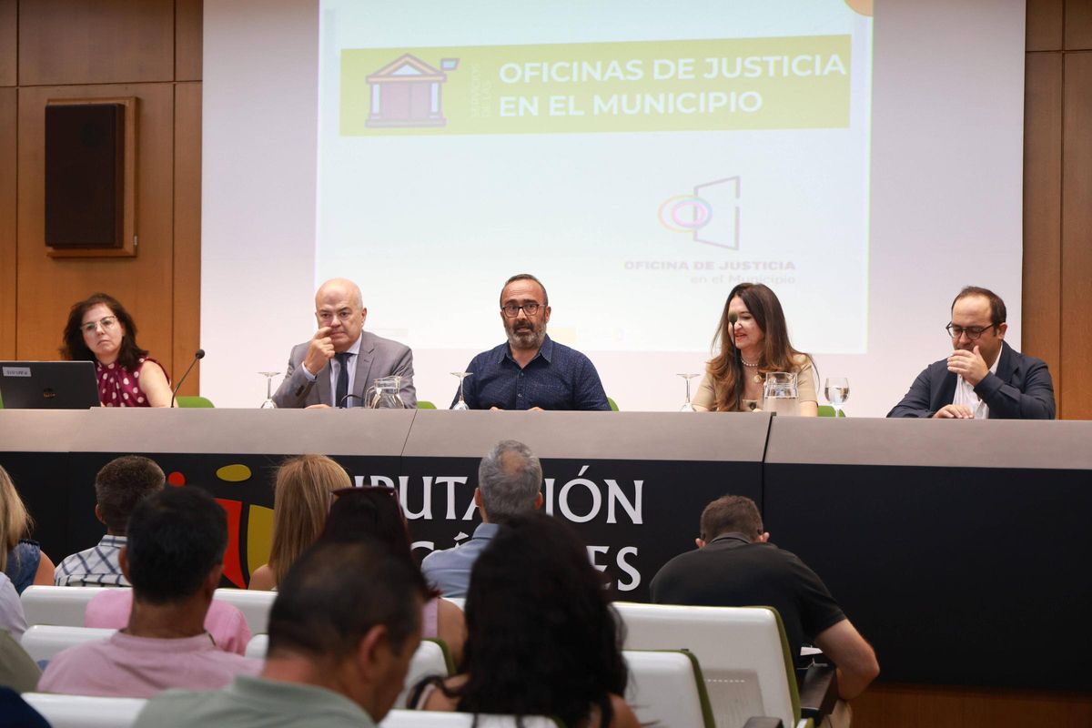 Fotorafía de la reunión sobre las nuevas Oficinas de Justicia Municipales en Cáceres