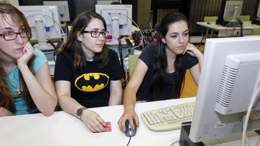 Alumnas de la Universidad de Murcia trabajan en una de las aulas de libre acceso equipadas con Linux.