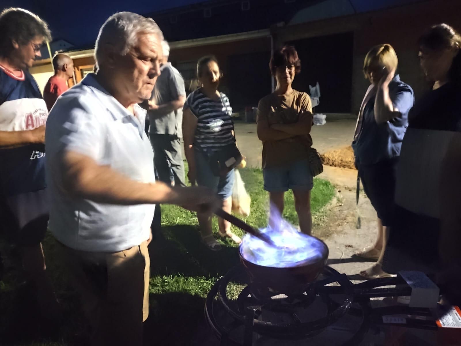 Hoguera, viandas y momentos de diversión por San Juan, en Pobladura del Valle