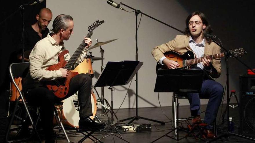 El guitarrista vigués Oswaldo Oro (d) en su actuación de anoche en el Concello.  // J. Lores