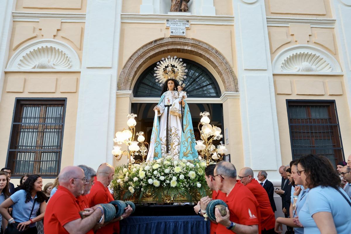 El Cristo de la Fe desfila por Saïdía acompañado por Carmen Prades y la corte mayor