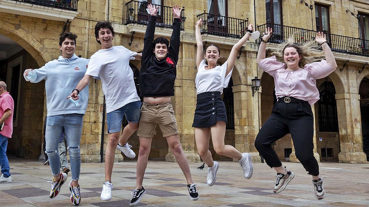 Unai Álvarez, Ismael Apaolaza, Adrián Lorenzo, Patricia Fernández y Raquel Martínez, en la plaza del Ayuntamiento de Oviedo. | Nazaret Quintas