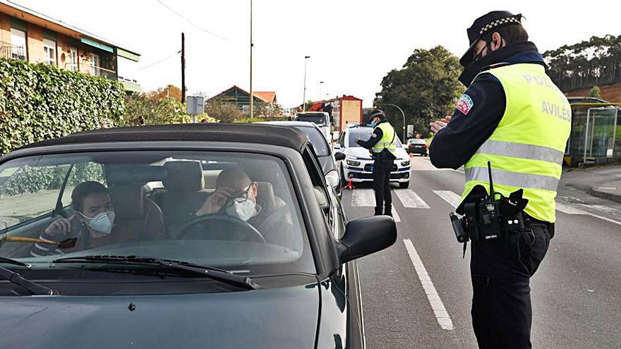 Un control de la Policía Local en el límite entre Avilés y Castrillón. | M. V.