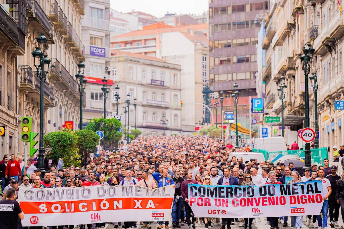 Miles de trabajadores del metal vuelven a recorrer las calles de Vigo por su convenio colectivo