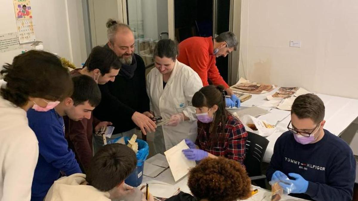 Los jóvenes de un ciclo de arte en una de las visitas a l’ESART para ayudar en la recuperación.