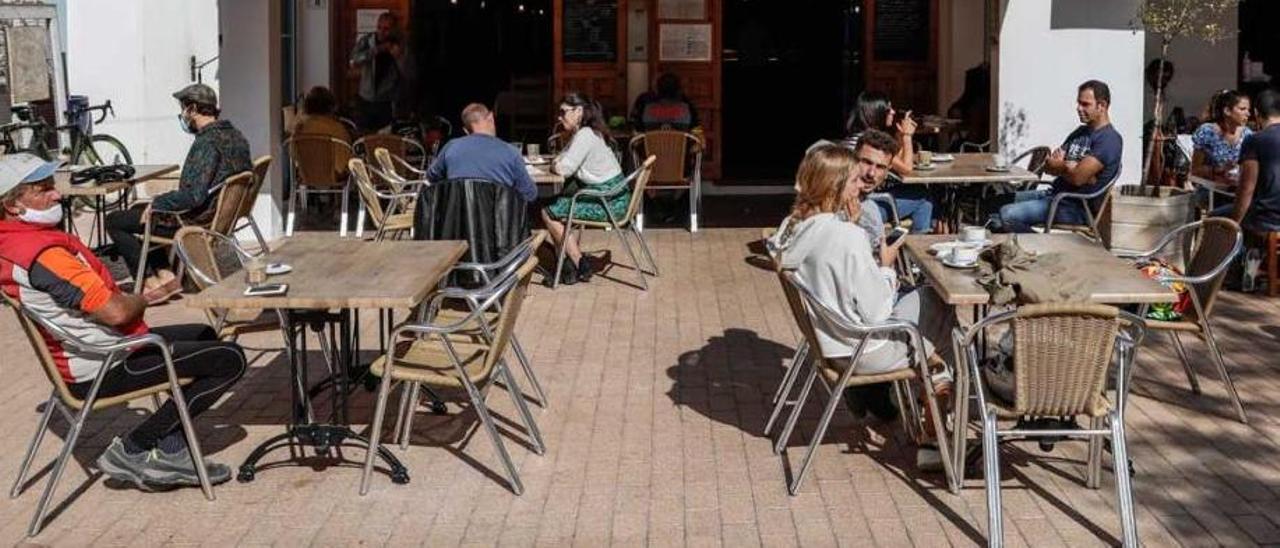 Imagen de archivo de una terraza en Ibiza.