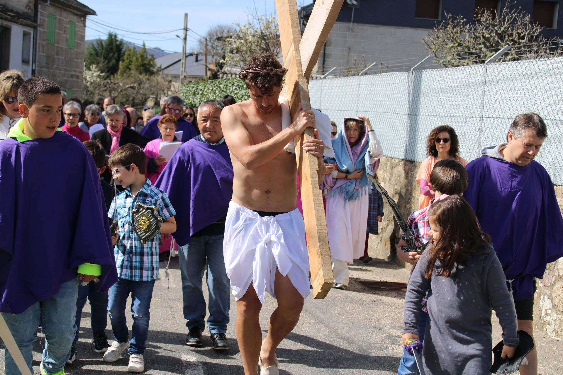 GALERÍA | La sorprendente procesión de Santa Colomba con un Cristo en carne y hueso