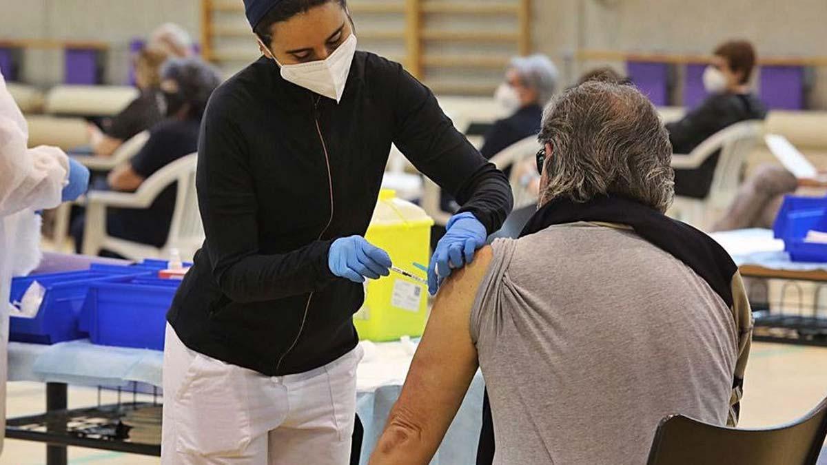 Vacunación masiva contra el coronavirus en el pabellón El Toscar de Elche.