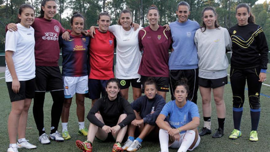 Las exjugadoras del Erizana, que ahora integran la plantilla del Matamá, antes de un entrenamiento en Penedo da Moo. // J. Lores