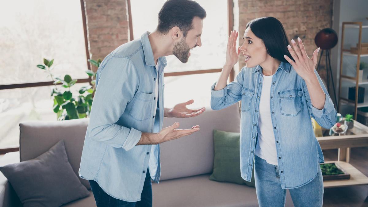 Pareja discutiendo