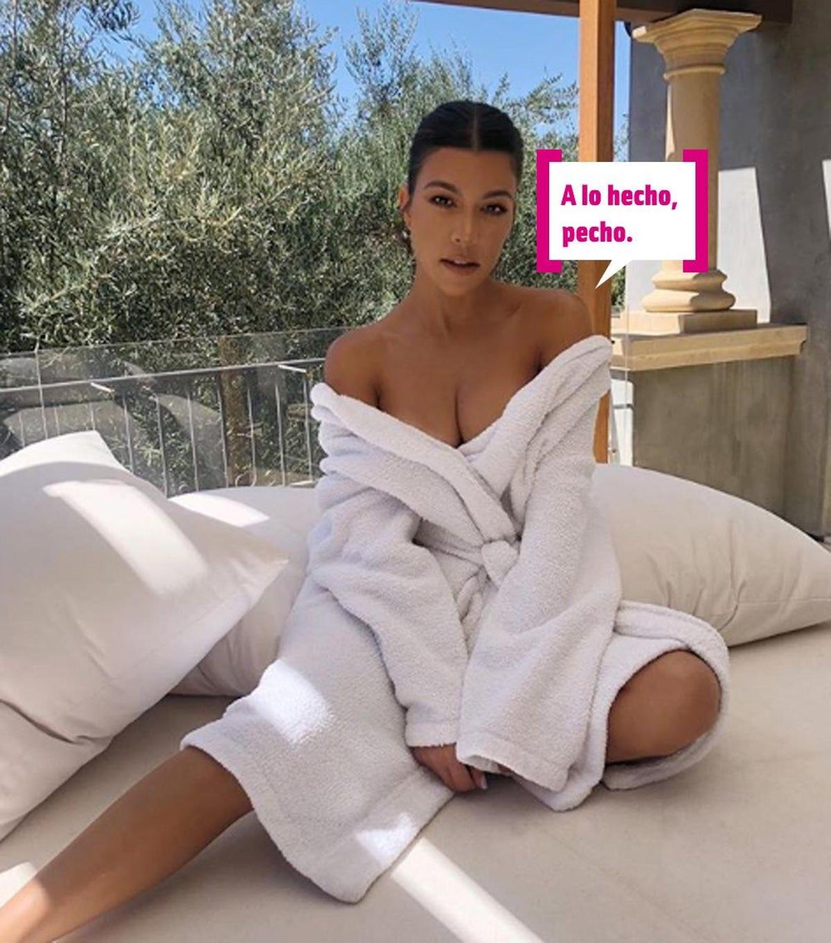 Kourtney Kardashian enseñando pecho
