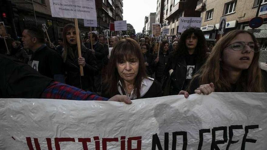 Julia Fernández, madre de Sheila Barrero, en el centro, durante la protesta de ayer por las calles de Oviedo.