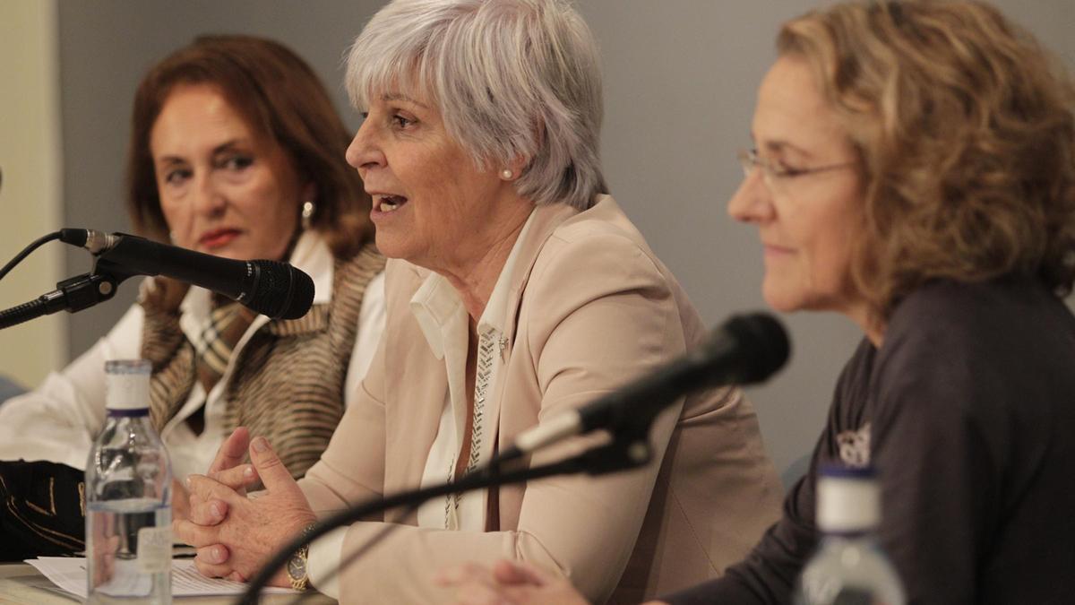 Pilar Altamira, en el centro, junto a Paz de Andrés y María Luisa Alonso.