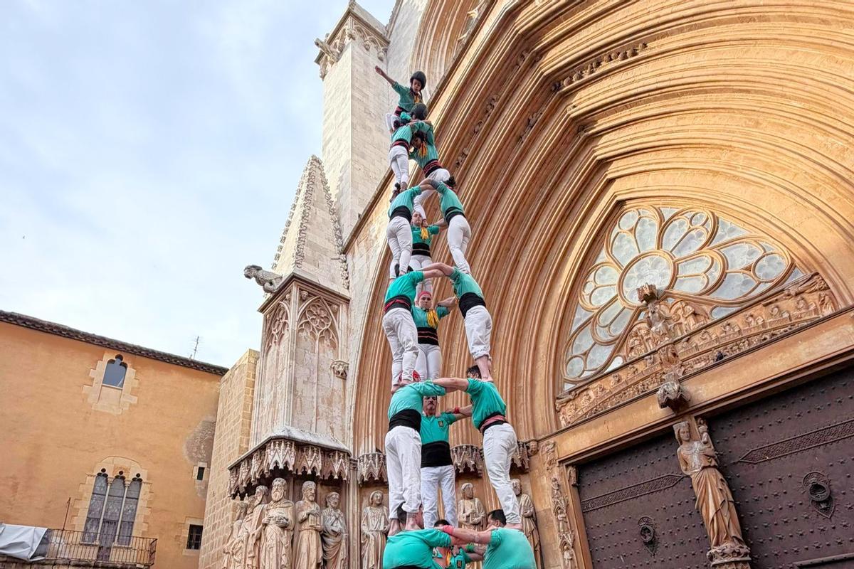 Un castell de la Colla Castellera de Sant Pere i Sant Pau davant la Catedral de Tarragona.