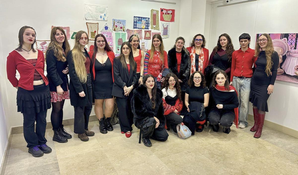 Protagonistas de la exposición, junto a la comisaria Celeste Garrido.