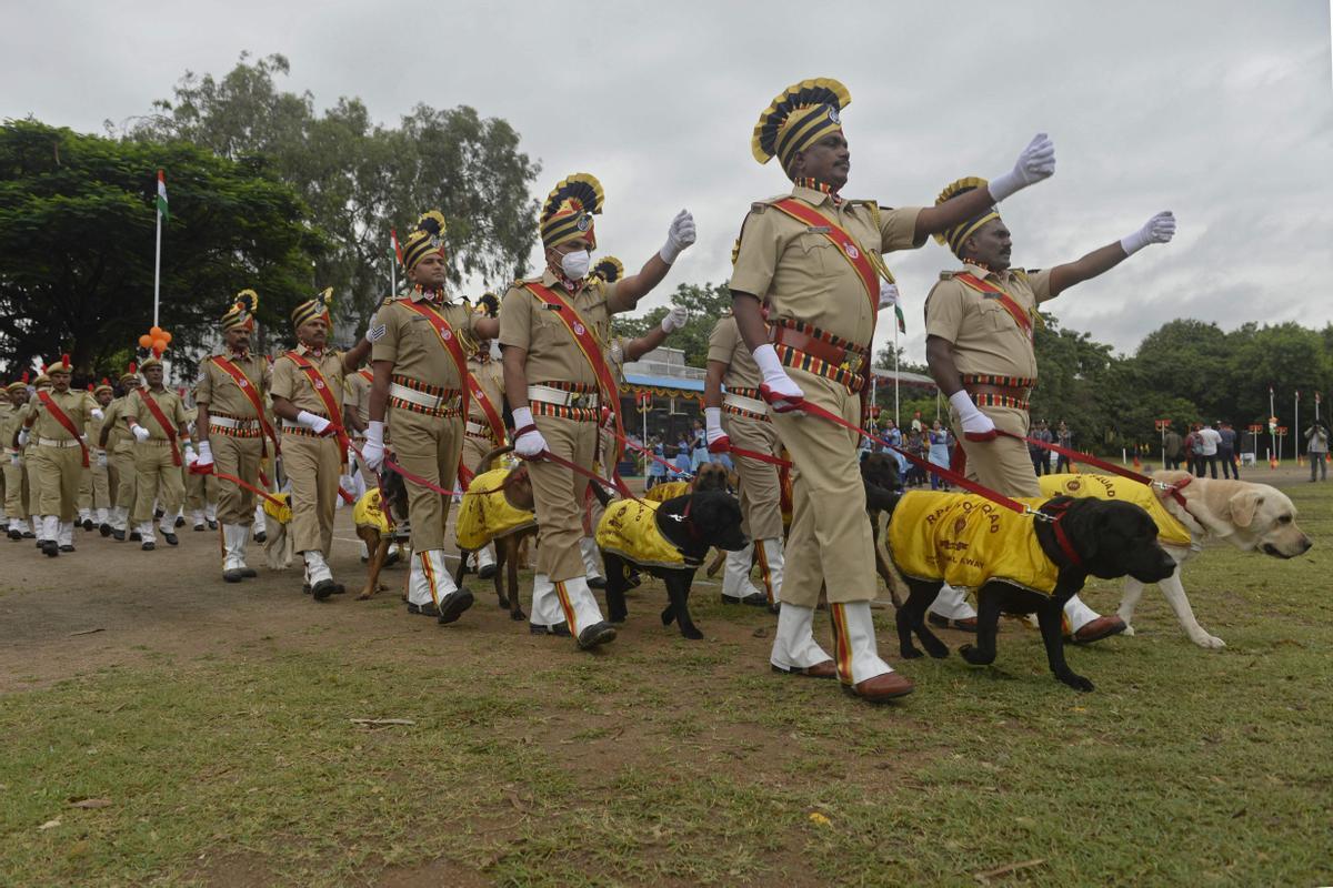 El personal del escuadrón de perros de la Fuerza de Protección Ferroviaria de la India (RPF) marcha durante la ceremonia