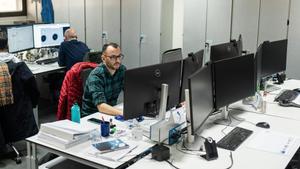 Empleados de la empresa Festo, con la oficina medio vacía por el teletrabajo