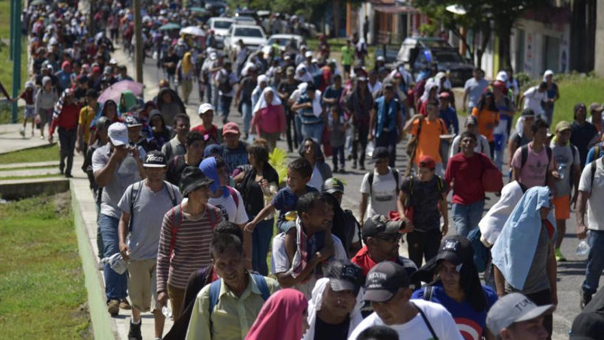 Migrantes hondureños caminan hacia la ciudad de Tapachula.