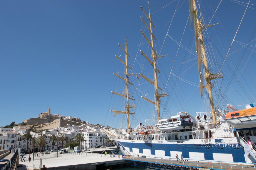 El ´Royal Clipper´, amarrado en los duques de alba del puerto de Vila.