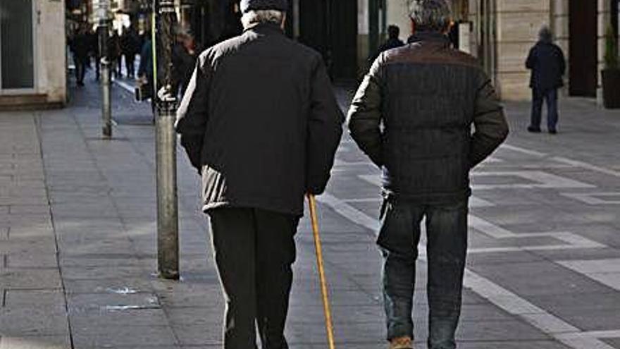 Jubilados pasean por Zamora.