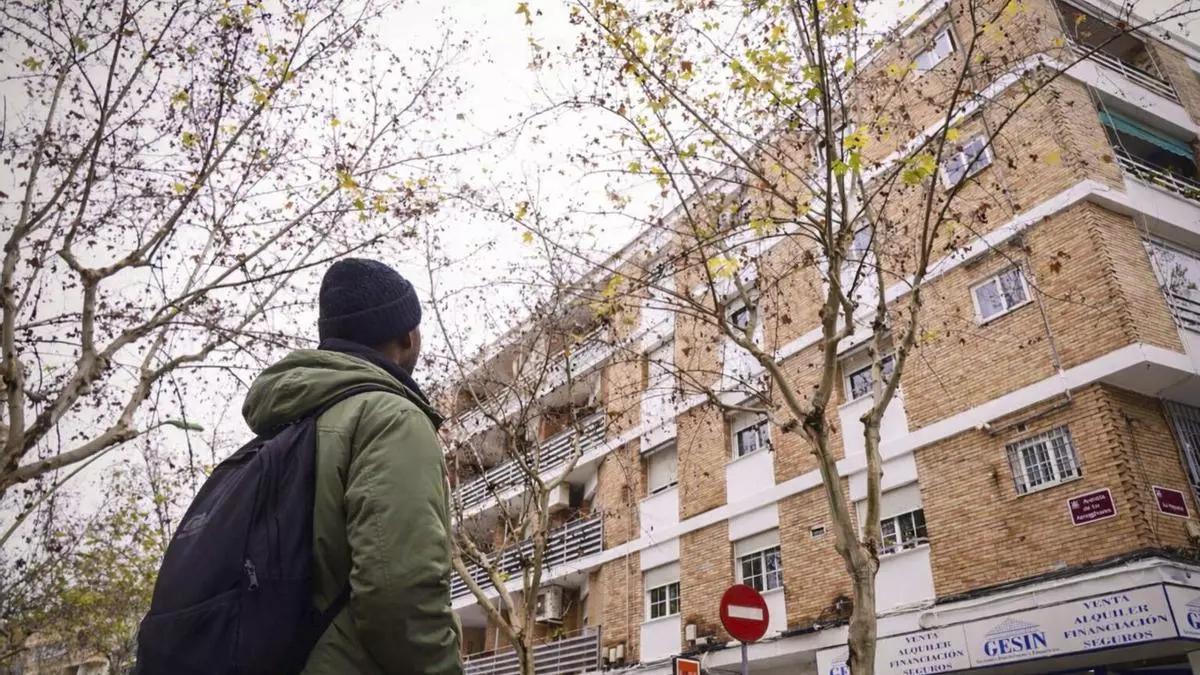 Una persona migrante camina por la avenida de Valdeolleros en Córdoba capital.