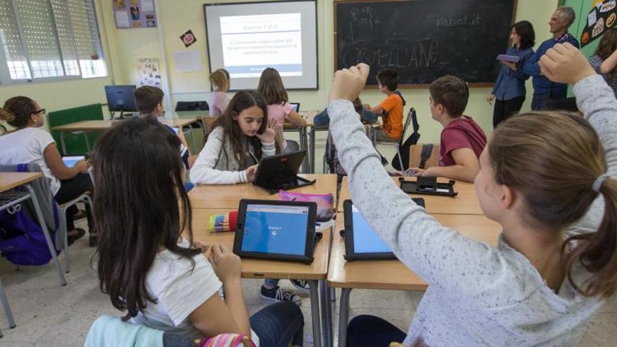 Alumnos trabajando con tablets en un instituto