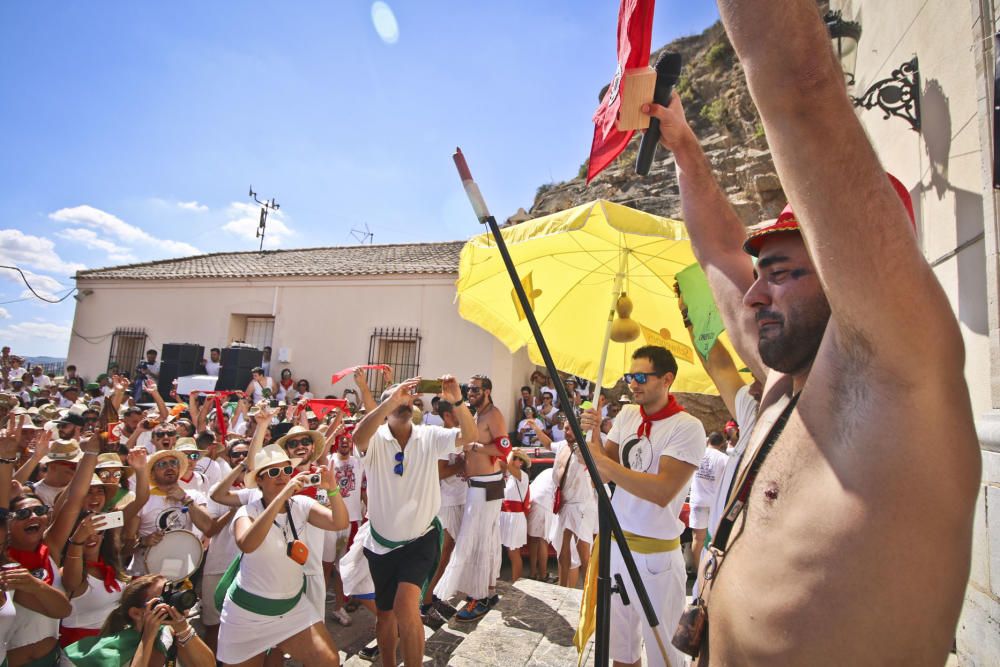 La ermita de San Roque congrega a decenas de personas para comenzar los festejos patronales y de Moros y Cristianos