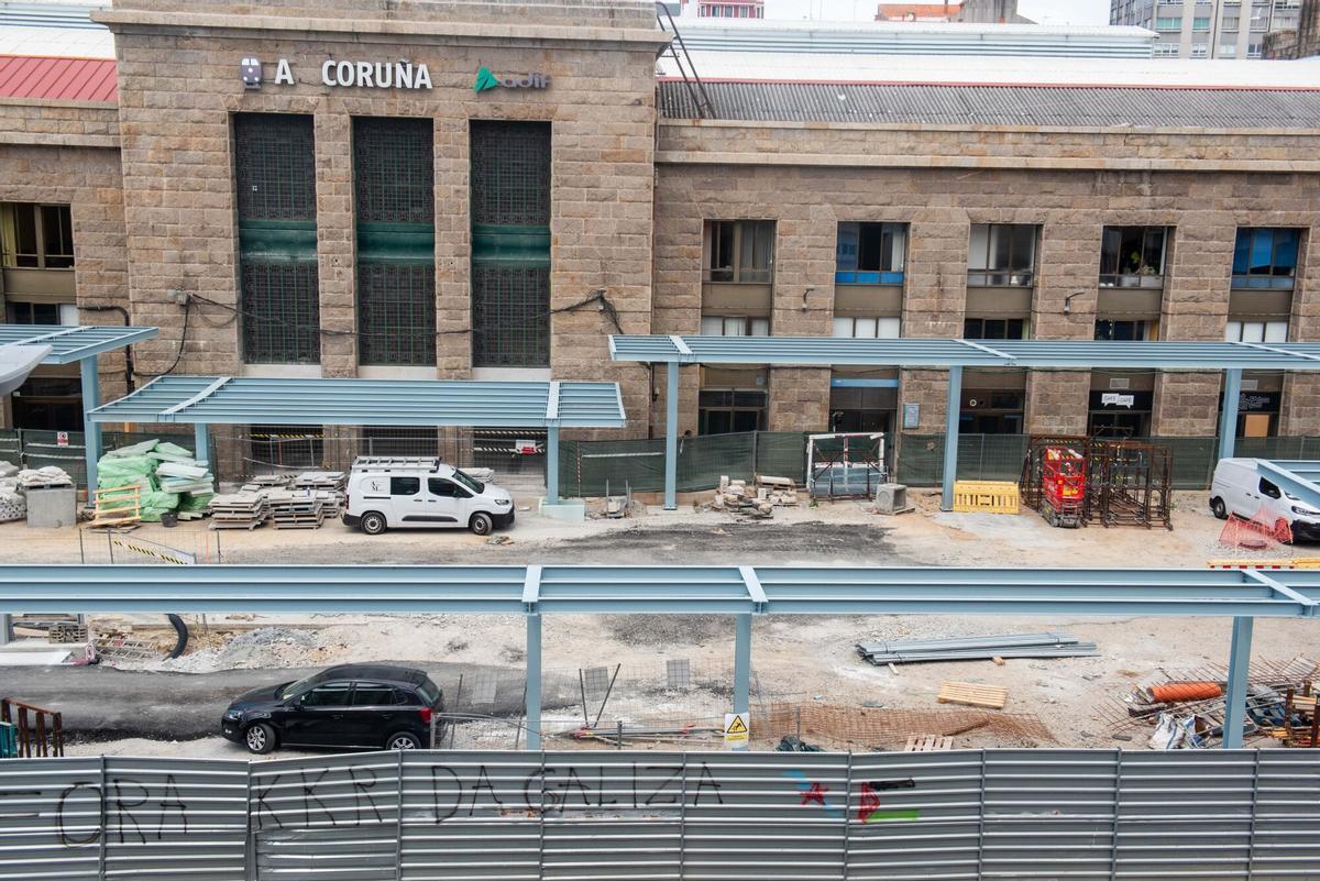 La nueva infraestructura, que cubre parte del lateral del edificio histórico, llama la atención por su color al tiempo que empieza a suscitar recelos entre los vecinos de la zona.