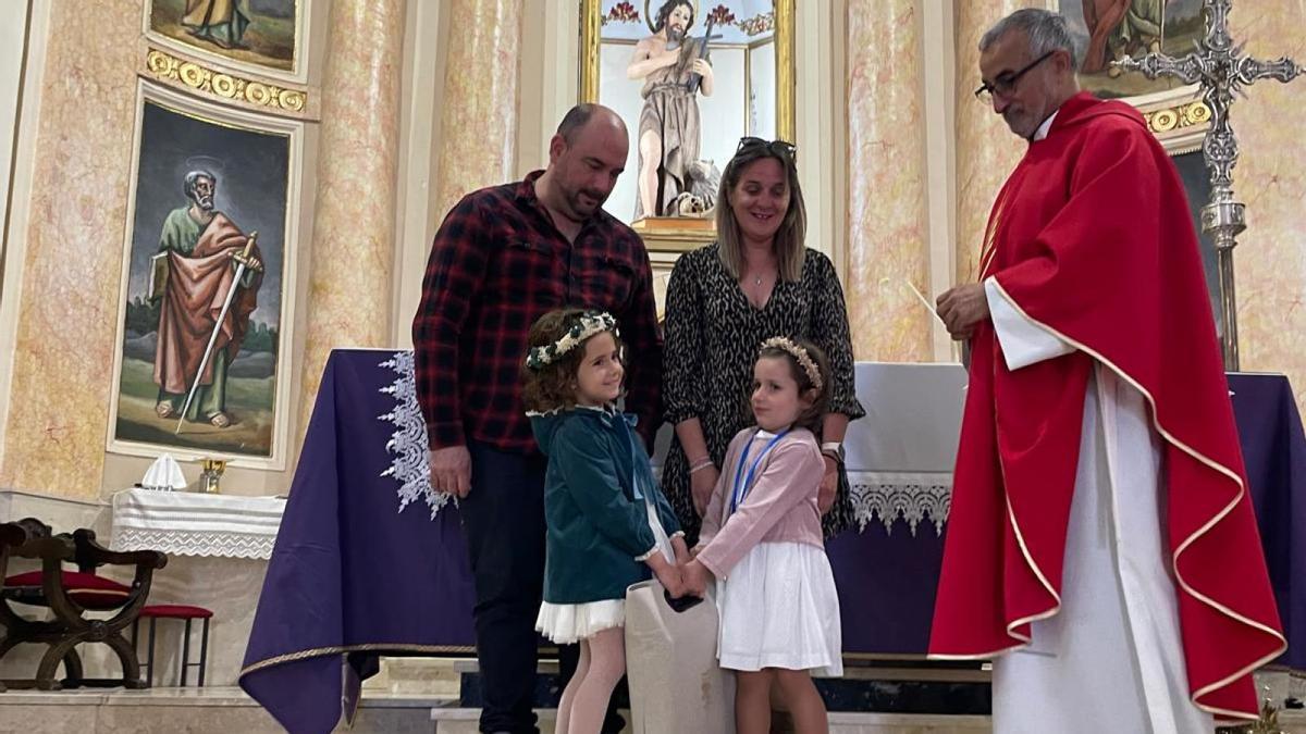 Aitana recibe el Llibre Viatger de l'Angelet de la Corda