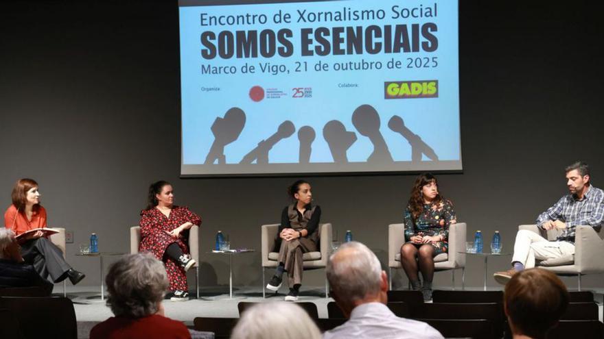 De izquierda a derecha, Belén Regueira, Alba Chao, Lara Graña, Carolina Sertal y Ángel Paniagua,
ayer, en el MARCO.