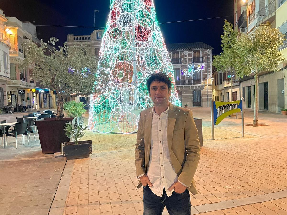 Remolar, frente al árbol de la decoración de Navidad en Betxí.