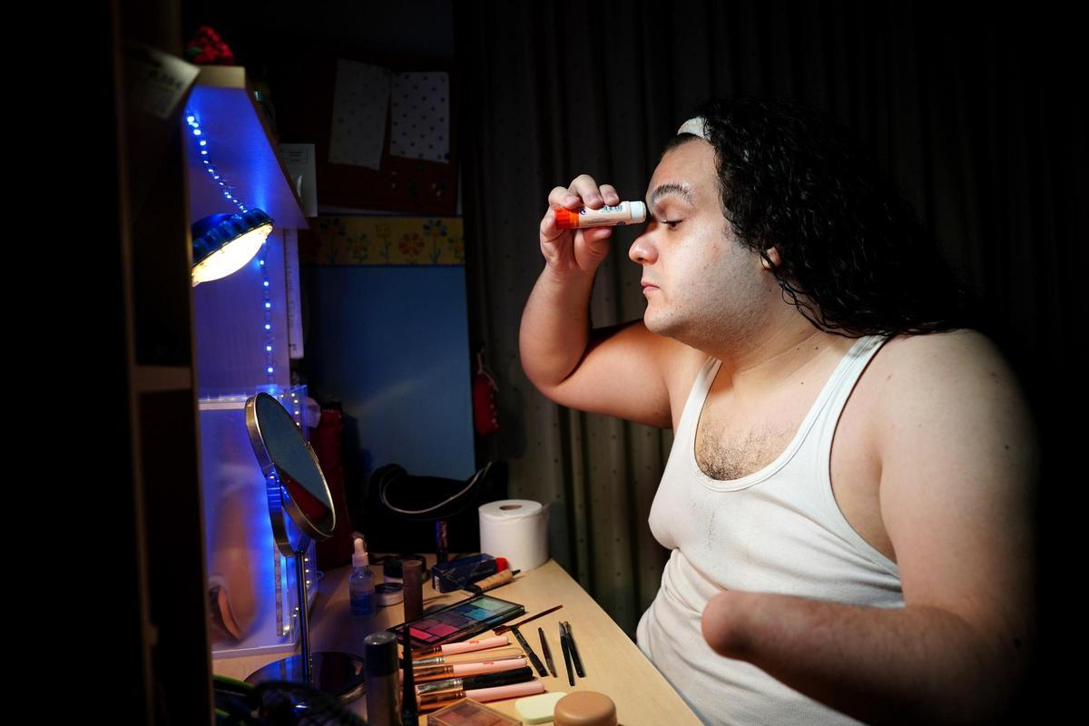 Nicolás. Reportaje sobre Drag Kings y discapacidad.