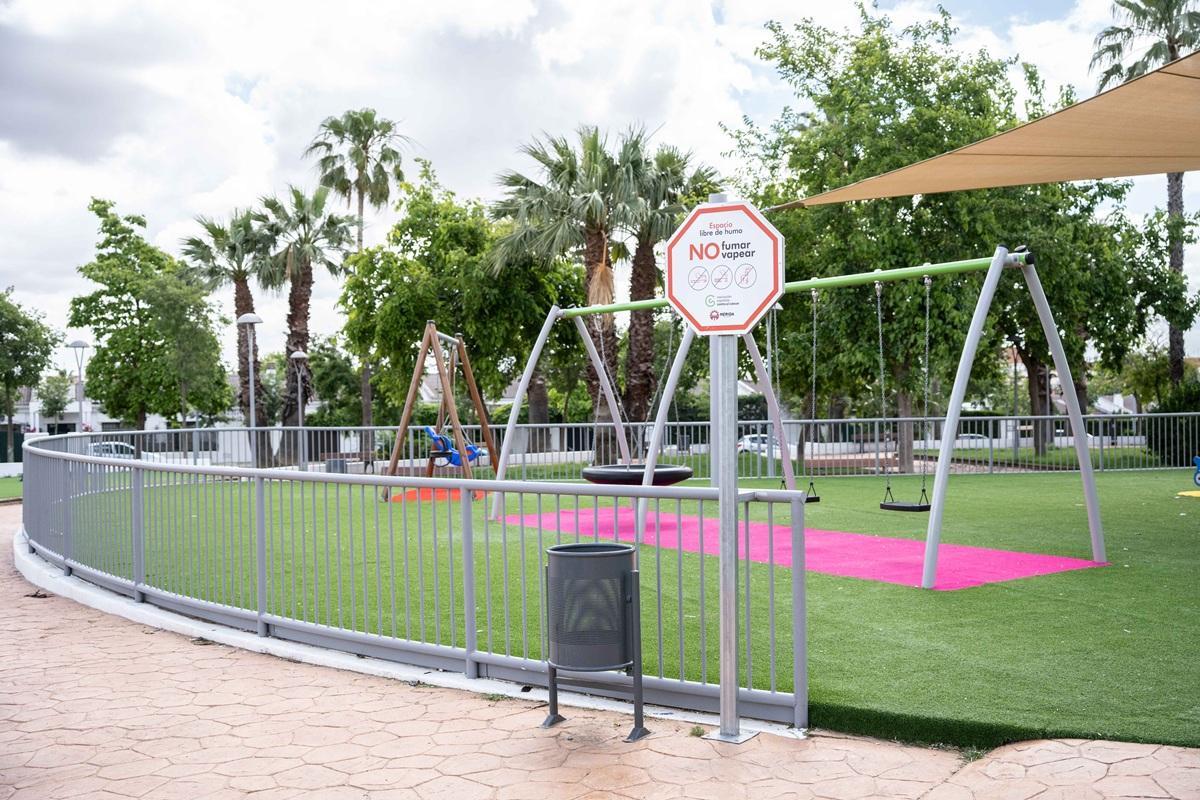 Señal de espacio sin humo instalada en una zona de juegos de la capital extremeña.
