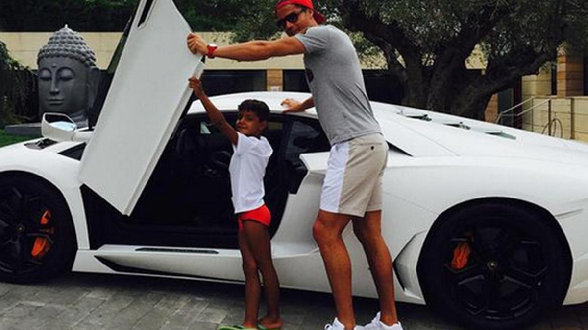 Cristiano Ronaldo con su hijo y su coche