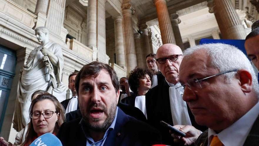De izq. a dcha., Serret, Comín y Puig, en Bruselas, atendiendo a los periodistas tras el fallo. // Reuters
