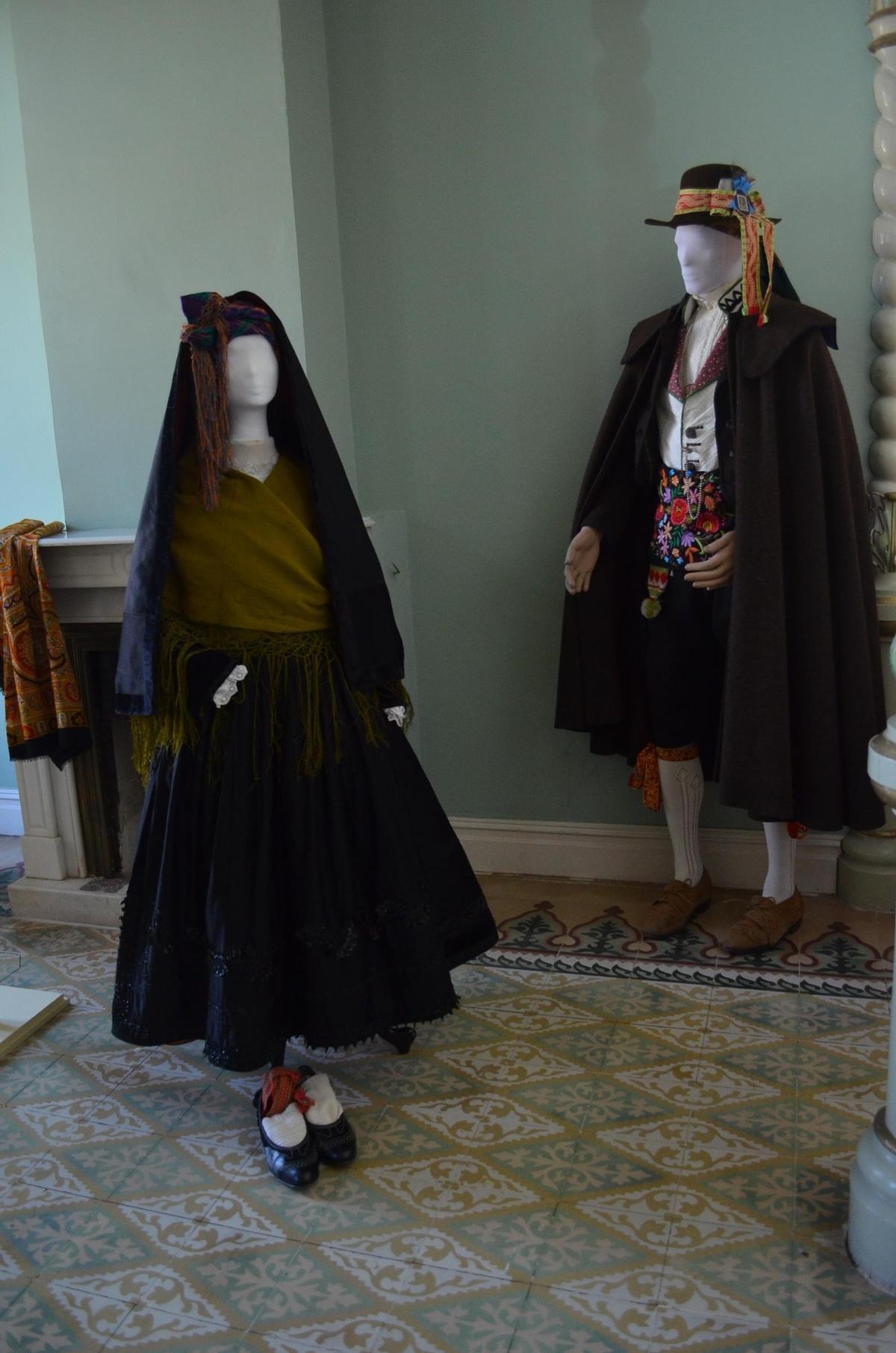 Trajes de ceremonia en la sala tercera de la exposición.