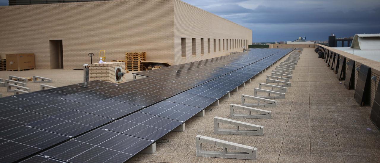 La instalación fotovoltaica ocupará gran parte de la cubierta del edificio judicial de Castelló.