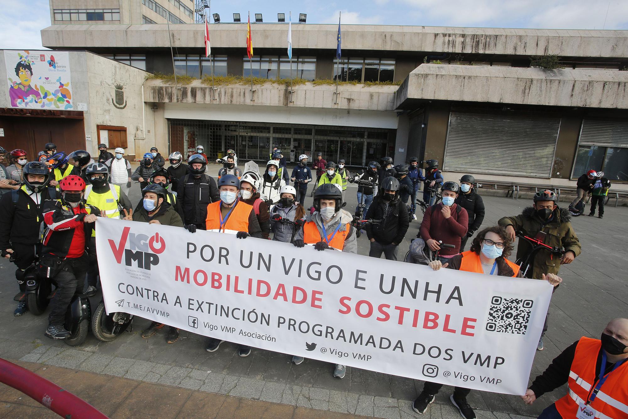 Medio centenar de personas se concentran en Vigo contra la "sobrerregulación" de Vehículos de Movilidad Personal