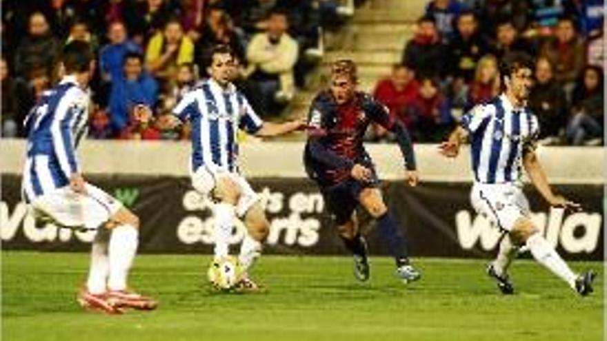 Deulofeu, envoltat per tres jugadors de l&#039;Espanyol, ahir a Lleida.