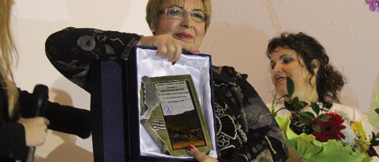 Inés Medina recoge la placa en un homenaje vecinal en Los Alares.