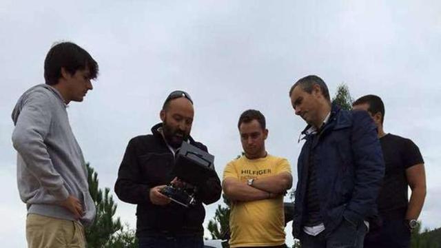 Los voluntarios de Protección Civil Vilagarcía con el dron. // FdV