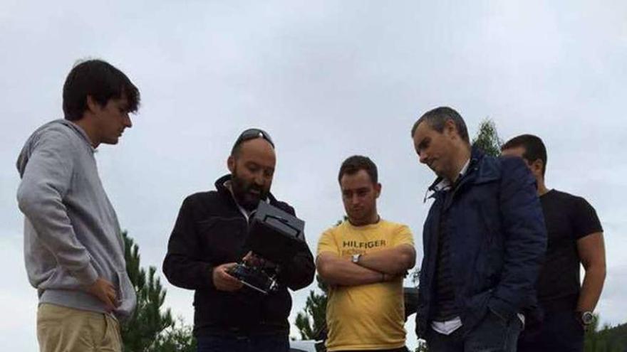 Los voluntarios de Protección Civil Vilagarcía con el dron. // FdV