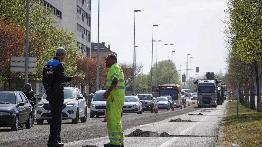 Obras para el carril bus de la avenida de Oviedo. | Pablo Solares